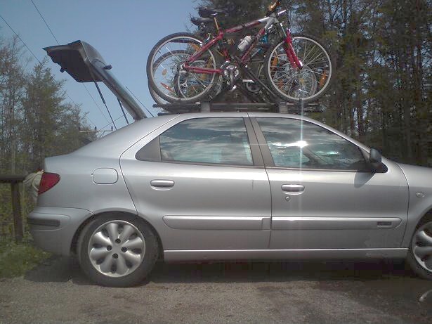 Před - prázdné auto, jen dvě a půl kola na střeše, další půlka v kufru.JPG